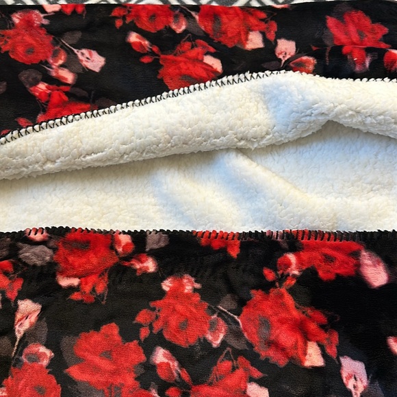 Victoria’s Secret Sherpa Blanket Multicolor - Picture 5 of 5